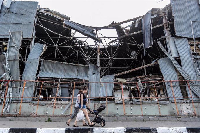 Archivo - Imagen de archivo de un centro comercial destruido en Járkov por la invasión rusa de Ucrania