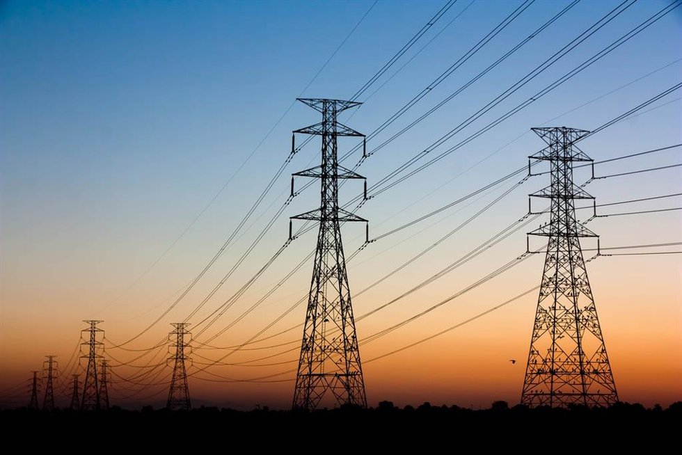 Archivo - Postes eléctricos
