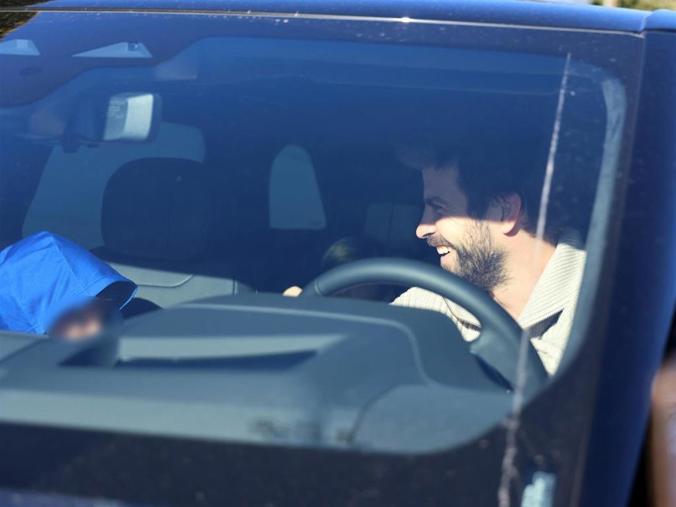 Gerard Piqué, llegando de lo más sonriente a la casa de Shakira con sus hijos Milan y Sasha