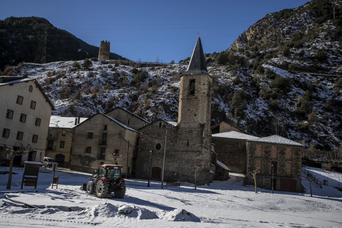 Vista de una explanada de nieve frente a una iglesia, a 20 de enero de 2023, en Esterri dneu, Lleida, Catalunya
