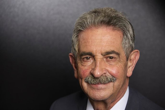 Archivo - El presidente de Cantabria, Miguel Ángel Revilla,posa para Europa Press