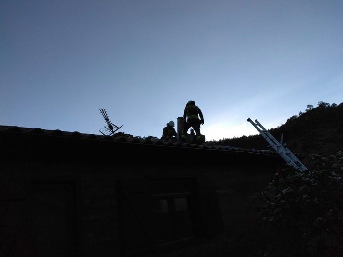 Los bomberos en el incendio de una chimenea en Hazas de Cesto
