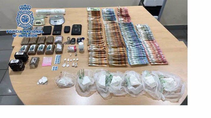 Droga, dinero y móviles incautado por agentes de la Policía Nacional en el barrio de Las Huesas, en Telde (Gran Canaria)