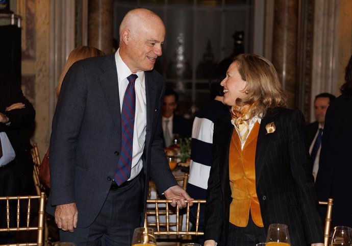 El presidente de la Autoridad Bancaria Europea, José Manuel Campa y la vicepresidenta primera y ministra de Asuntos Económicos y Transformación Digital, Nadia Calviño, durante un desayuno informativo este lunes.