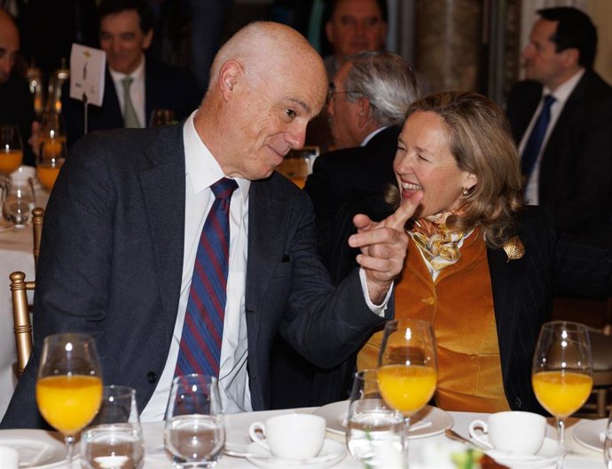 El presidente de la Autoridad Bancaria Europea, José Manuel Campa y la vicepresidenta primera y ministra de Asuntos Económicos y Transformación Digital, Nadia Calviño, durante un desayuno informativo de Fórum Europa, en el Casino Gran Círculo, a 23 de e