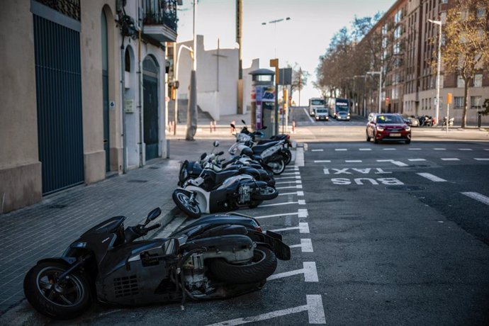 Diverses motos tombades pel vent 