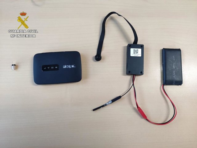 Sorprendida a una persona utilizando medios técnicos para superar el examen de conducir en Guadalajara