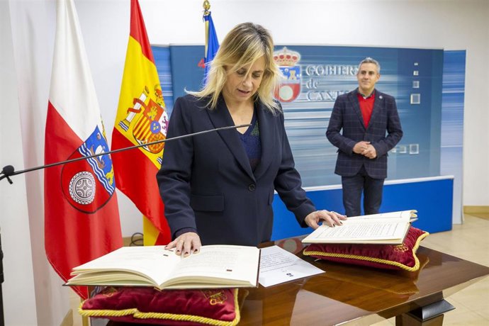 El vicepresidente y consejero de Universidades, Igualdad, Cultura y Deporte, Pablo Zuloaga, preside la toma de posesión de la directora general de Juventud, Marina Bolado.