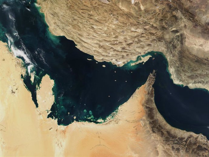 Archivo - Imagen por satélite tomada por la NASA del estrecho de Ormuz