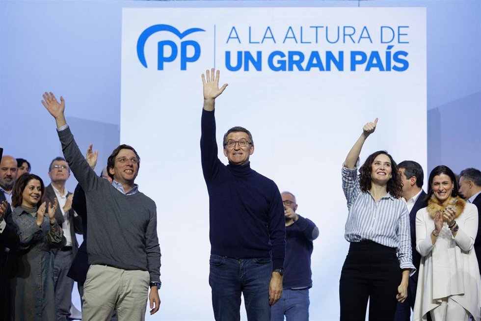 El presidente del Partido Popular, Alberto Núñez Feijóo, junto al candidatos del PP, entre ellos Gema Igual