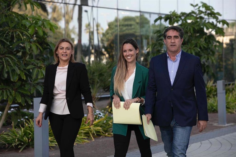 Archivo - María Fernández (en el medio) junto al candidato de CC a la Alcaldía de Las Palmas de Gran Canaria, Francis Candil, y con Ángeles Batista