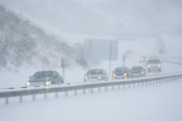 Varios coches conducen por una carretera cubierta de nieve, a 18 de enero de 2023, en Cantabria (España). La Agencia Estatal de Meteorología (Aemet) ha activado en Cantabria las alertas amarilla y naranja por lluvias y nieve, mientras que el Gobierno de