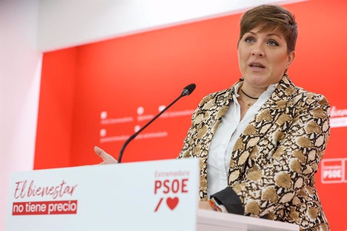 La portavoz del PSOE de Extremadura, Soraya Vega, en rueda de prensa en Mérida