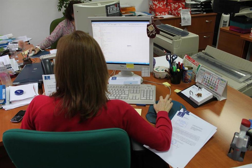 Archivo - FUNCIONARIO, TRABAJO, ORDENADOR, INTERNET, FUNCIONARIADO