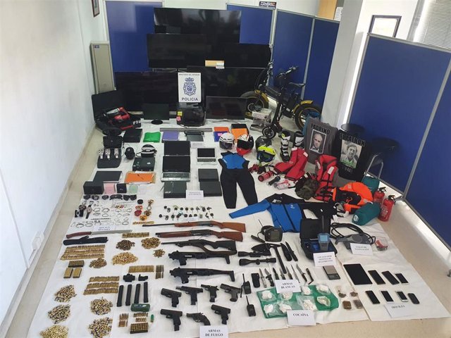 La Policía desarticula una organización dedicada al narcotráfico con 19 detenciones  e intercepta 1,6 toneladas de hachís, armas y vehículos.