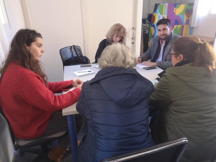 El candidato de IU a la Alcaldía de Sevilla, Ismael Sánchez, reunido con miembros de la junta directiva de la Asociación Sevillana de ONGD.