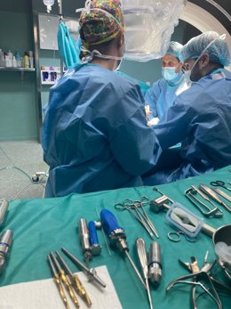 Primera cirugía de prótesis total de muñeca constreñida en la Región de Murcia, realizada por el doctor Martínez Martínez, en el Hospital Mesa del Cartillo