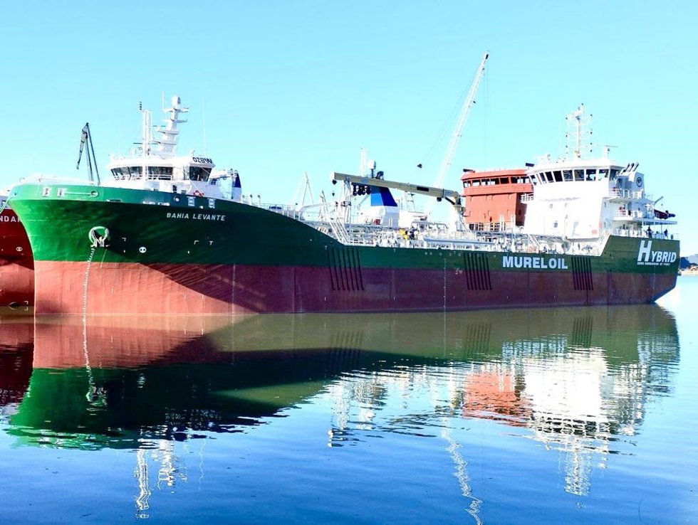 Archivo - La gabarra híbrida de Cepsa para el suministro de combustible marino