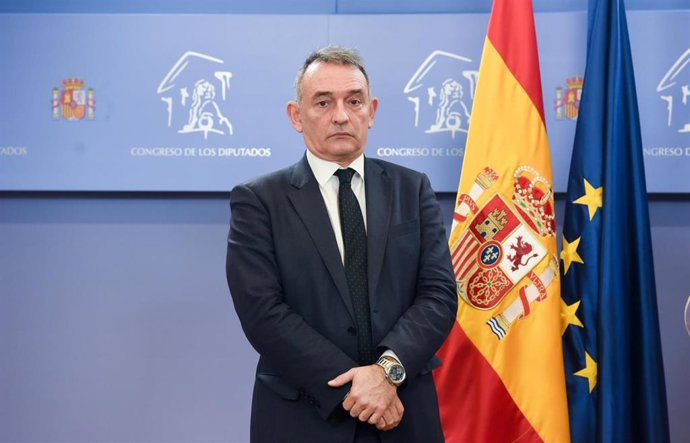 Archivo - El diputado Enrique Santiago en una rueda de prensa