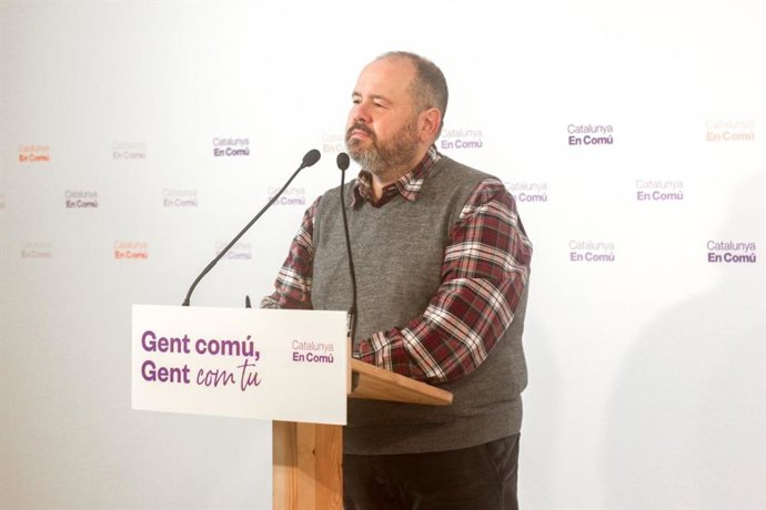 El portavoz de los comuns y diputado en el Congreso, Joan Mena, en rueda de prensa