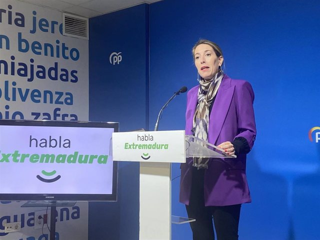 La presidenta del PP de Extremadura, María Guardiola , en rueda de prensa