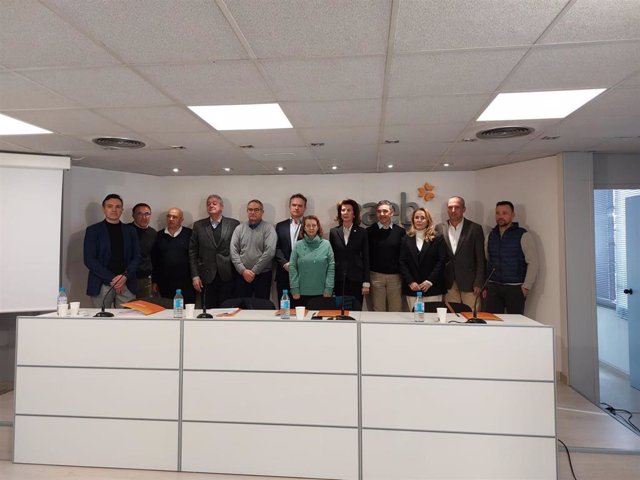 Foto de familia de constructores y promotores de Baleares, participantes en la rueda de prensa de la Comisión de Construcción de CAEB