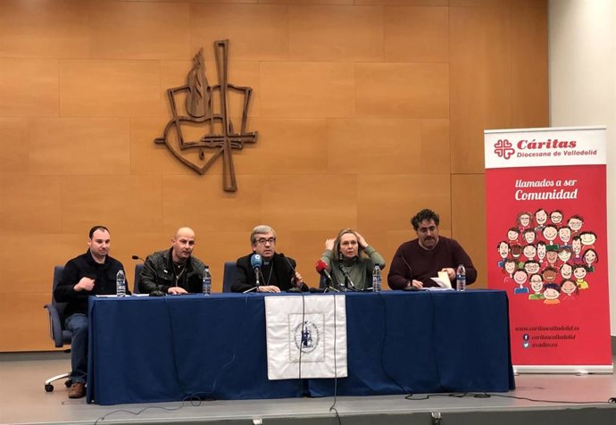 En el centro de la imagen, el arzobispo de Valladolid, Luis Argüello, durante un acto de Cáritas celebrado en Valladolid.