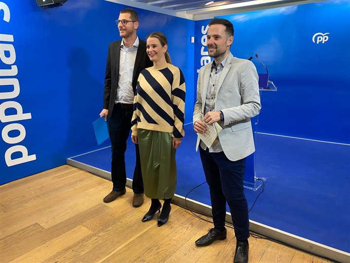 El diputado del PP Sebasti Sagreras, la presidenta del PP balear, Marga Prohens, y el coordinador de la Comisión de Territorio y Vivienda de la formación, Mariano Juan.