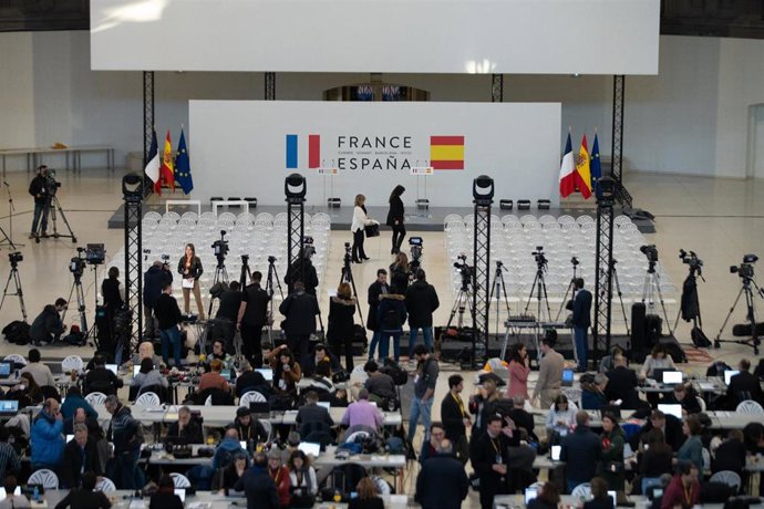 Periodistas trabajan en la sala de prensa habilitada por la Cumbre Hispano-francesa que se celebra este jueves en el Museu Nacional d'Art de Catalunya (MNAC), a 19 de enero de 2023, en Barcelona, Catalunya (España)