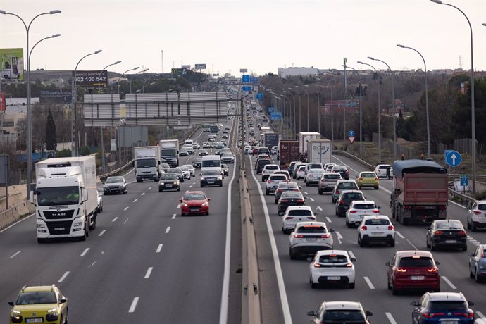 Circulación en el Km 17 de la autovía A4 en la segunda fase de la operación salida por Navidad de la DGT, a 30 de diciembre de 2022, en Madrid (España). La Dirección General de Tráfico (DGT) puso en marcha desde el 23 de diciembre un dispositivo especia