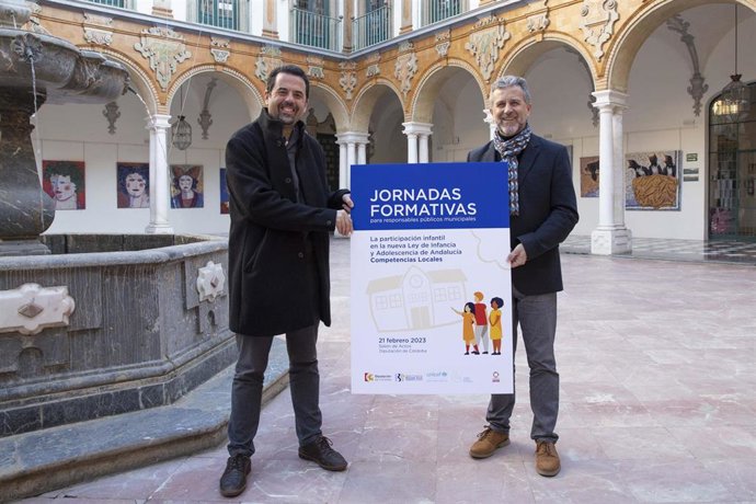 El presidente del IPBS, Francisco Ángel Sánchez (dcha.), presenta el cartel de las jornadas sobre la nueva Ley de Infancia.