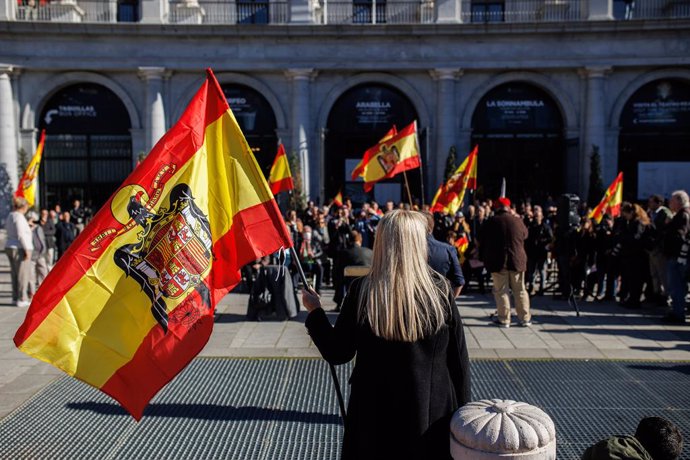 Archivo - Varias personas, con banderas de España con el águila de San Juan, asisten a un acto organizado por el Movimiento Católico español (MCE)  en memoria de Francisco Franco y José Antonio Primo de Rivera a 20 de noviembre de 2022, en Madrid (Españ