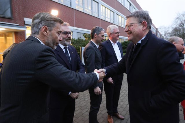 El presidentd de la Generalitat, Ximo PUig, (d) , en su visita a Salzgitter