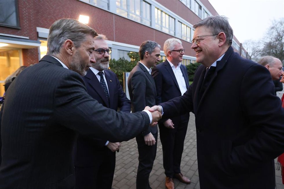 El presidentd de la Generalitat, Ximo PUig, (d) , en su visita a Salzgitter