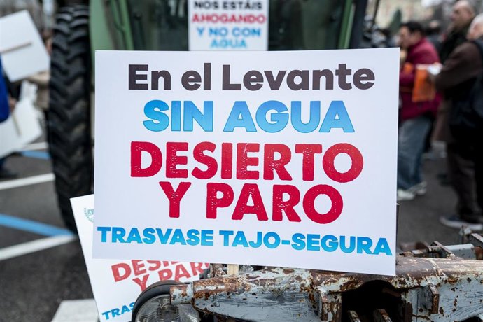 Una pancarta que reza 'En el Levante sin agua, desierto y paro' en la manifestación por la defensa del trasvase Tajo Segura ante la sede del Ministerio de Transición Ecológica y el Reto Demográfico, a 11 de enero de 2023, en Madrid (España). 