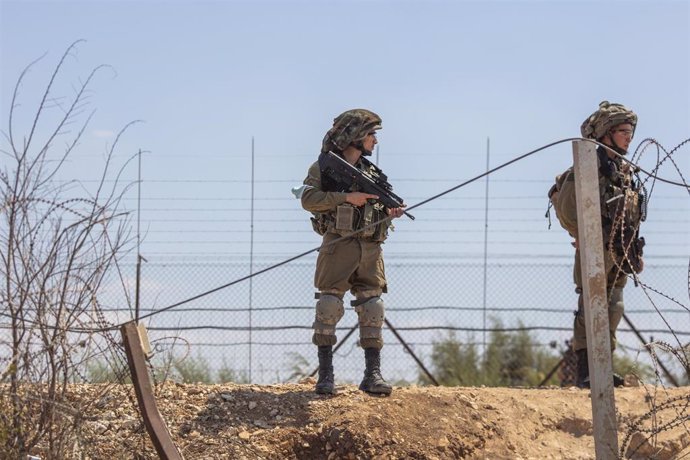 Archivo - Soldados de Israel cerca de la valla de separación en los alrededores de la ciudad cisjordana de Yenín