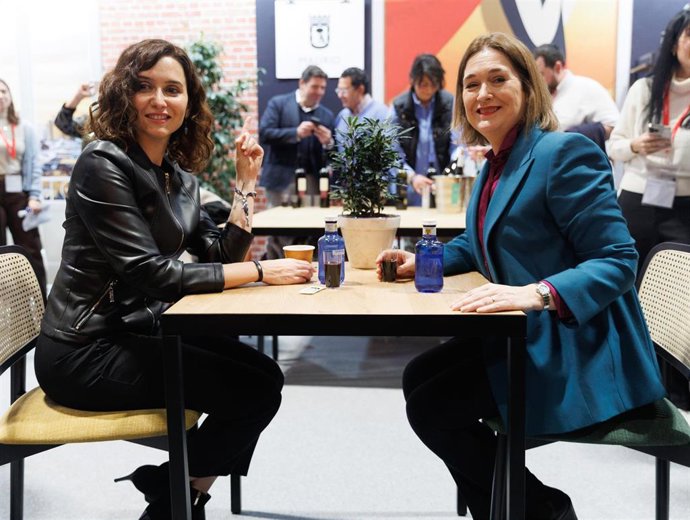 La presidenta de la Comunidad de Madrid, Isabel Díaz Ayuso, y la consejera de Cultura, Turismo y Deporte, Marta Rivera de la Cruz, posan en el acto de celebración del Día de Madrid 
