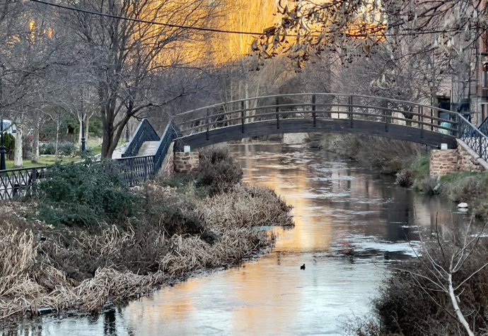 Helada de un río afectado por las bajas temperaturas con motivo del día más frío del año, a 21 de enero de 2023, en Molina de Aragón, Guadalajara (España). A partir de hoy, las temperaturas descienden por la llegada de una gélida masa de aire polar que 