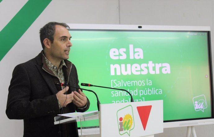 El coordinador general de IU Andalucía, Toni Valero, este lunes en rueda de prensa en Málaga.