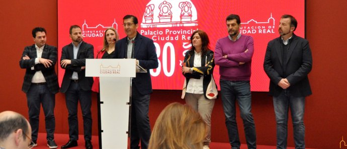 Caballero defiende la honorabilidad del tribunal de los bomberos y exige al PP que se disculpe tras el archivo de la den