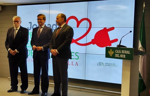 El Defensor del Pueblo andaluz, Jesús Maeztu, junto al consejero de Política Industrial y Energía de la Junta de Andalucía, Jorge Paradela, y  el presidente de Caja Rural del Sur, José Luis García-Palacios.