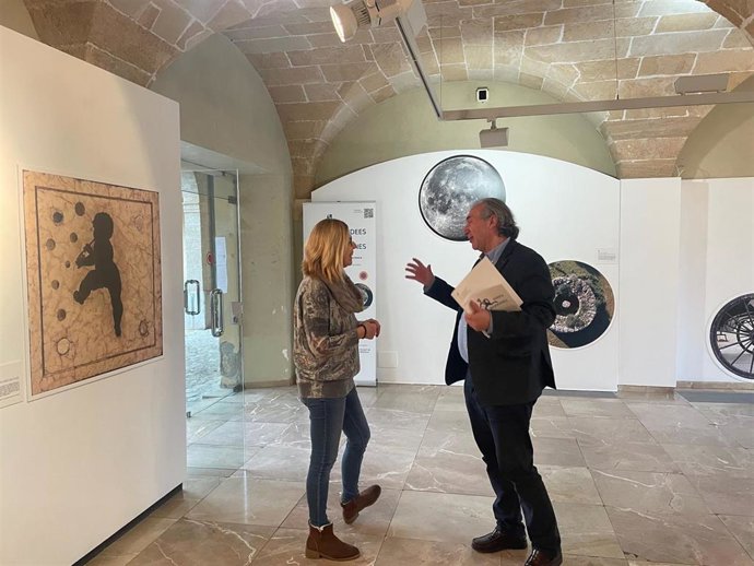 El conseller de Educación, Martí March, visita la exposiciíb 'Idees Rodones' junto a la coautora de la muestra