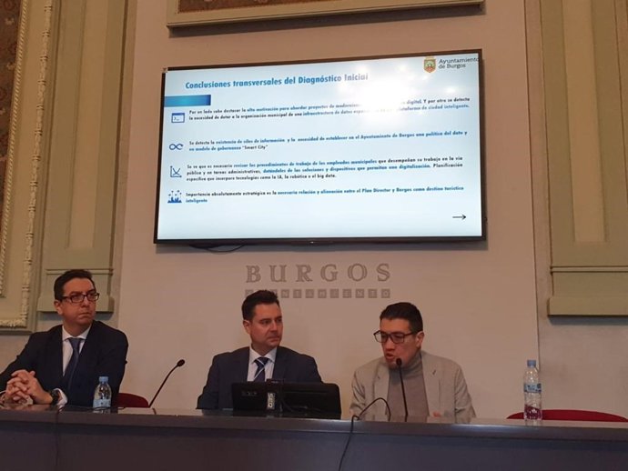 En la foto, en el centro, el alcalde de Burgos, Daniel de la Rosa, y a su derecha el concejal de Nuevas Tecnologías, Miguel Balbás, durante la presentación del plan director 'Smart City'