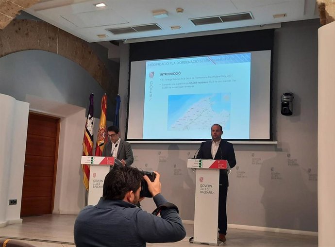 El portavoz del Govern, Iago Negueruela, y el conseller de Medio Ambiente y Territorio, Miquel Mir.