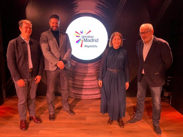 Marta Rivera de la Cruz, consejera de Cultura, Turismo y Deporte, junto a miembros de Madrid Noche