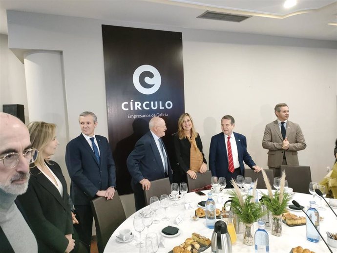 El presidente de la Xunta, Alfonso Rueda, en el Círculo de Empresarios de Galicia, junto al presidente del Círculo, Manuel Rodríguez; el alcalde de Vigo, Abel Caballero; el delegado del Gobierno, José Miñones; y otras autoridades.