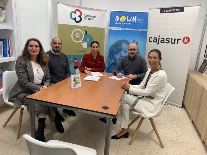 El director de la Asociación, José Manuel Hermida; la directora de zona de Sevilla, Constanza Fernández; la gestora de Instituciones de Cajasur, Concepción Candau, y el director de la oficina de Luis Montoto de la capital hispalense, José Manuel Soria.