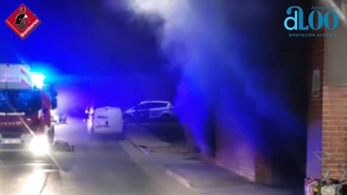 Un incendio en un garaje de Aspe daña coches, motos y enseres