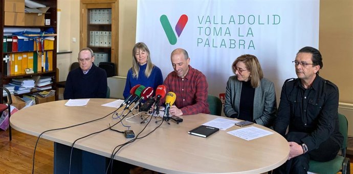 Presentación del proceso de Primarias de VTLP para las elecciones municipales en Valladolid. De izda a dcha: Urbano Blanco, Jennifer Moreau, Santiago Campos, Rocío Anguita y José Ángel García.