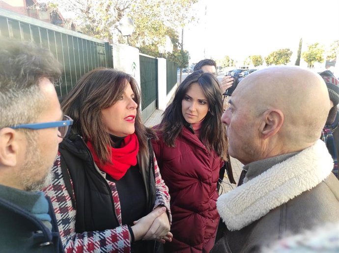 Ángeles Férriz conversa con Antonio Hurtado en presencia de concejales del PSOE.
